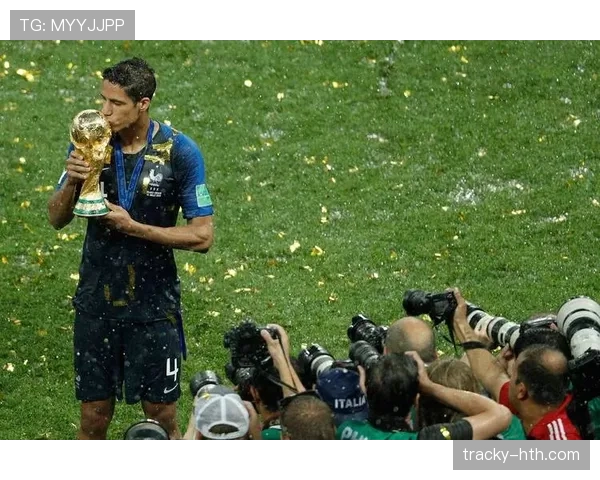 瓦拉内正式宣布离队，下一站去向成为焦点