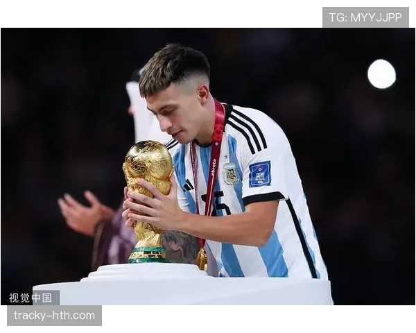 利桑德罗·马丁内斯英超赛季表现出色 坚固后防展现顶级实力 利桑德罗·马丁内斯英超赛季表现出色 坚固后防展现顶级实力