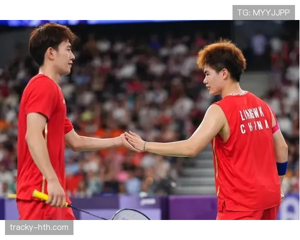 梁伟铿赛场外居然这么会花钱？看他钱包厚度我都怀疑生活费从哪来