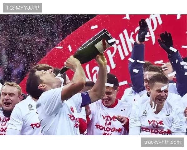 莱万在超市推满车香槟结账，我还在为半斤肉排队